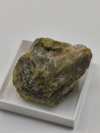 Grüner Beryll Rohkristall 30 mm | Olivgrüner Naturkristall | Seltenes Sammlermineral | Unikat Naturmineral Sammlerstück Selten Kristall