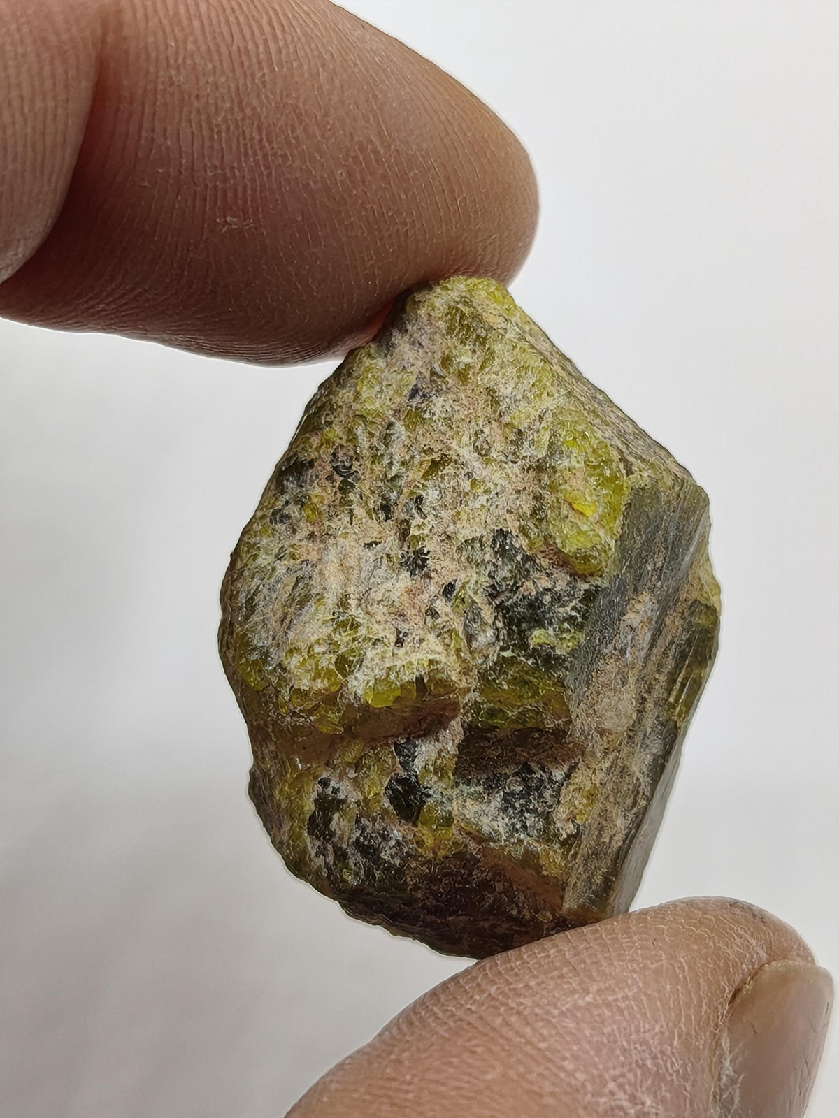 Grüner Beryll Rohkristall 30 mm | Olivgrüner Naturkristall | Seltenes Sammlermineral | Unikat Naturmineral Sammlerstück Selten Kristall