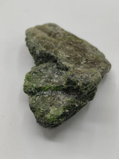 Grüner Diopsid Kristallstufe | Natürlicher Diopsid auf Matrix | 2 Unikate zur Wahl | Sammlermineral Russland Dekostück Sammler Geschenk