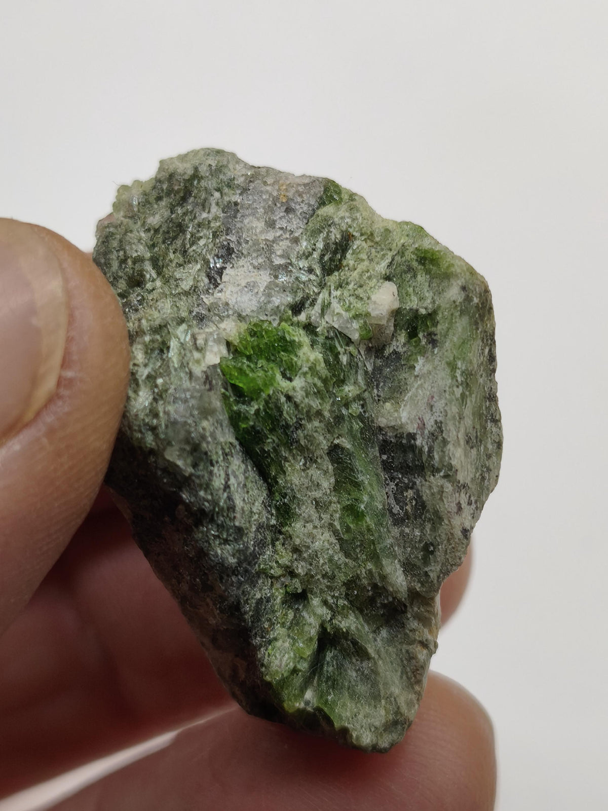 Grüner Diopsid Kristallstufe | Natürlicher Diopsid auf Matrix | 2 Unikate zur Wahl | Sammlermineral Russland Dekostück Sammler Geschenk