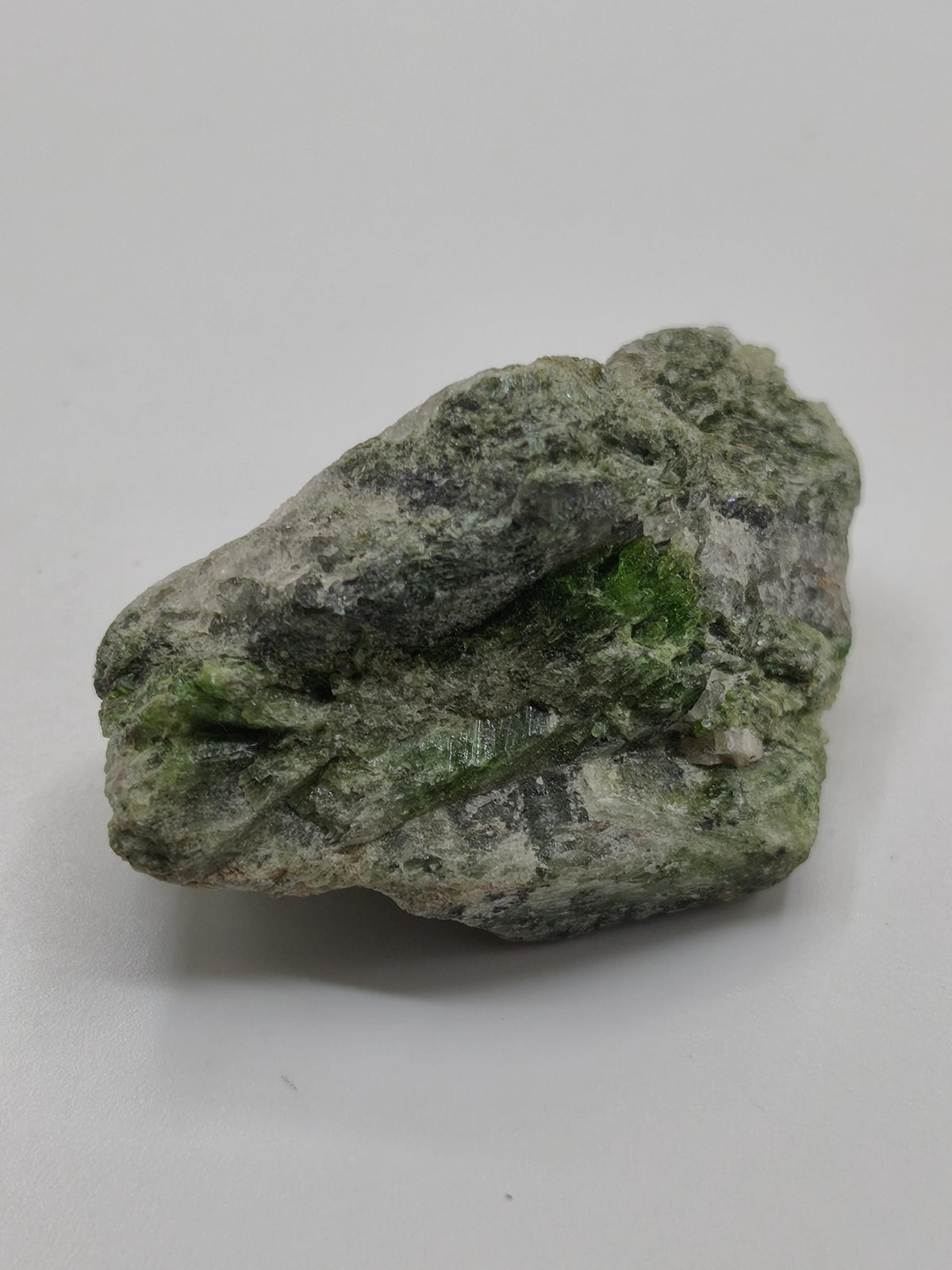 Grüner Diopsid Kristallstufe | Natürlicher Diopsid auf Matrix | 2 Unikate zur Wahl | Sammlermineral Russland Dekostück Sammler Geschenk