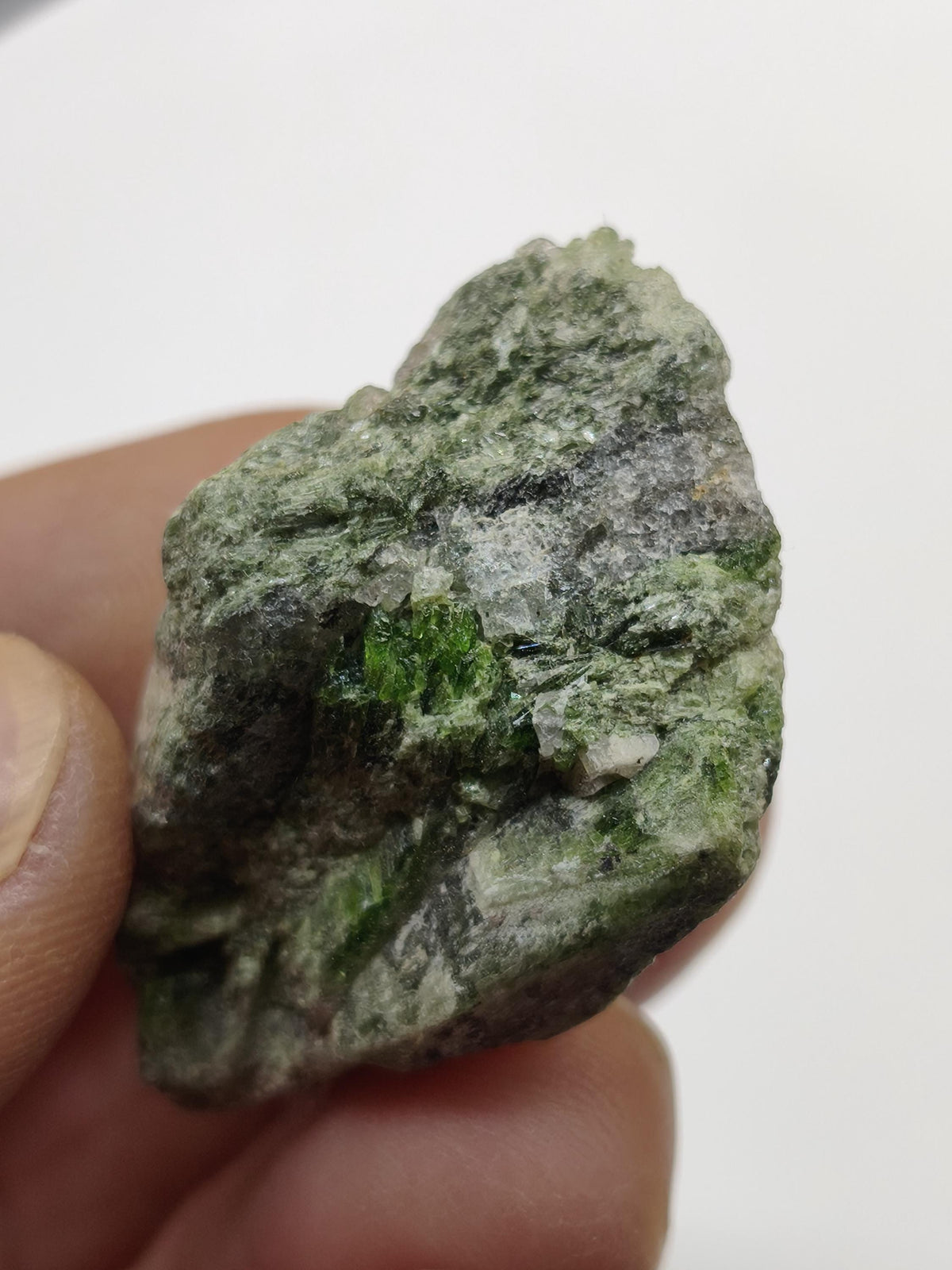 Grüner Diopsid Kristallstufe | Natürlicher Diopsid auf Matrix | 2 Unikate zur Wahl | Sammlermineral Russland Dekostück Sammler Geschenk