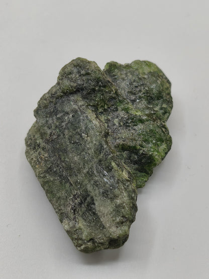 Grüner Diopsid Kristallstufe | Natürlicher Diopsid auf Matrix | 2 Unikate zur Wahl | Sammlermineral Russland Dekostück Sammler Geschenk