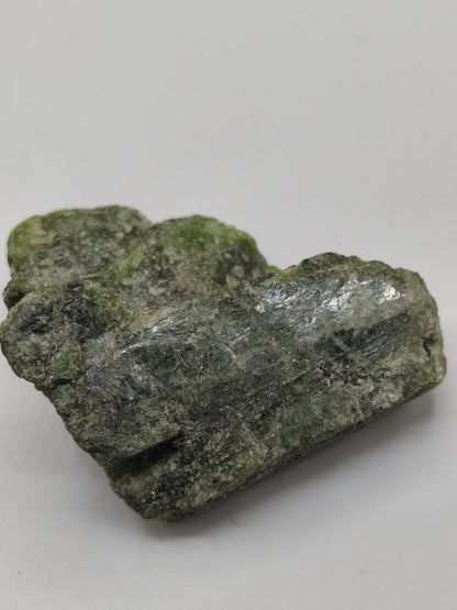 Grüner Diopsid Kristallstufe | Natürlicher Diopsid auf Matrix | 2 Unikate zur Wahl | Sammlermineral Russland Dekostück Sammler Geschenk
