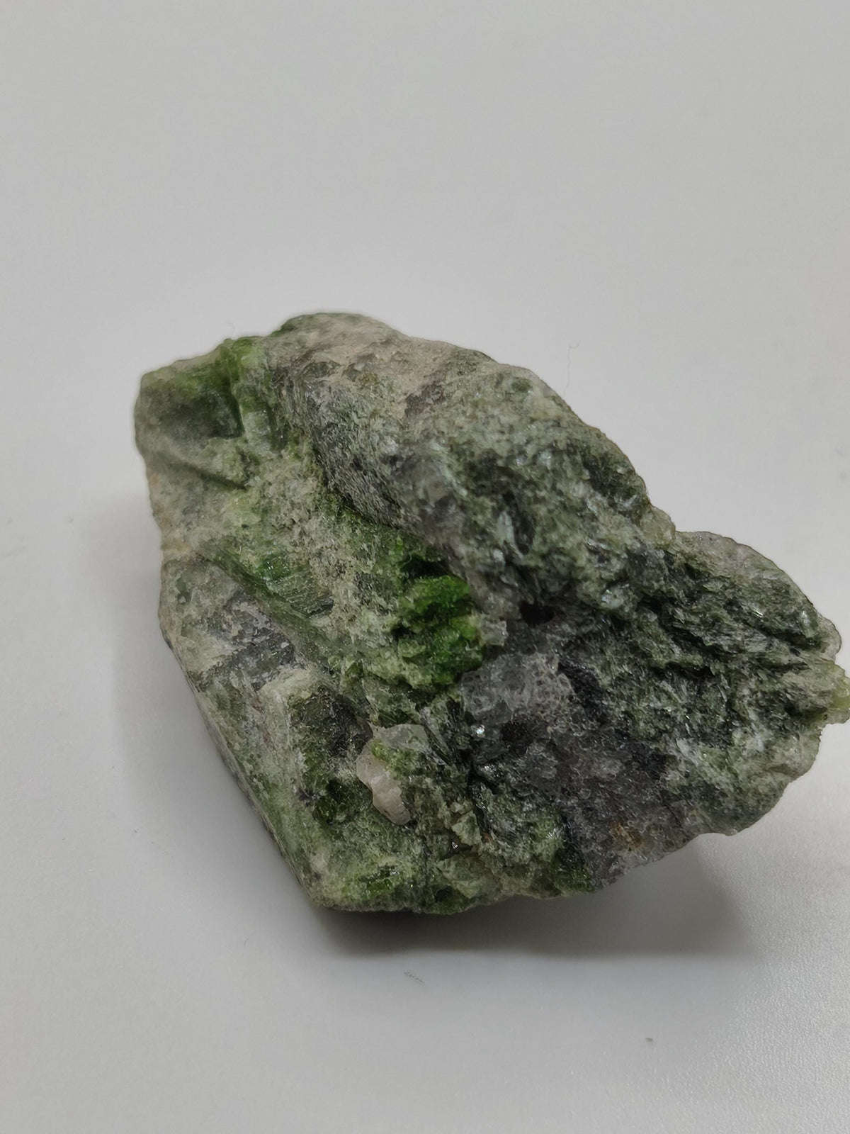 Grüner Diopsid Kristallstufe | Natürlicher Diopsid auf Matrix | 2 Unikate zur Wahl | Sammlermineral Russland Dekostück Sammler Geschenk