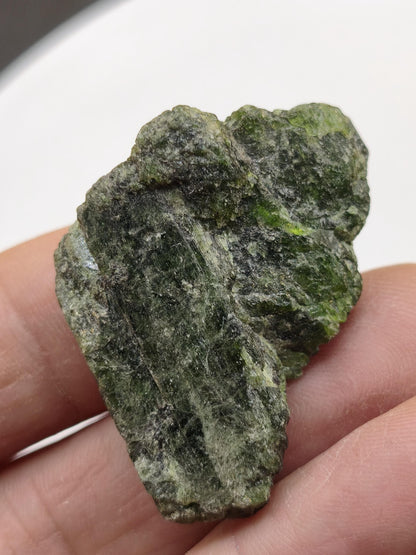Grüner Diopsid Kristallstufe | Natürlicher Diopsid auf Matrix | 2 Unikate zur Wahl | Sammlermineral Russland Dekostück Sammler Geschenk