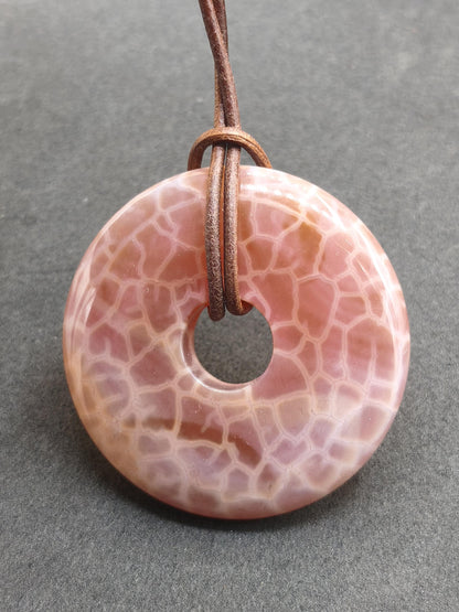 Agate de feu ~ Donut 40mm Collier en pierre précieuse rouge naturel HIPPIE GOA Bohème Pierre de guérison Cristaux Bijoux Pendentif Homme Femme Enfant Cadeau Lui Elle