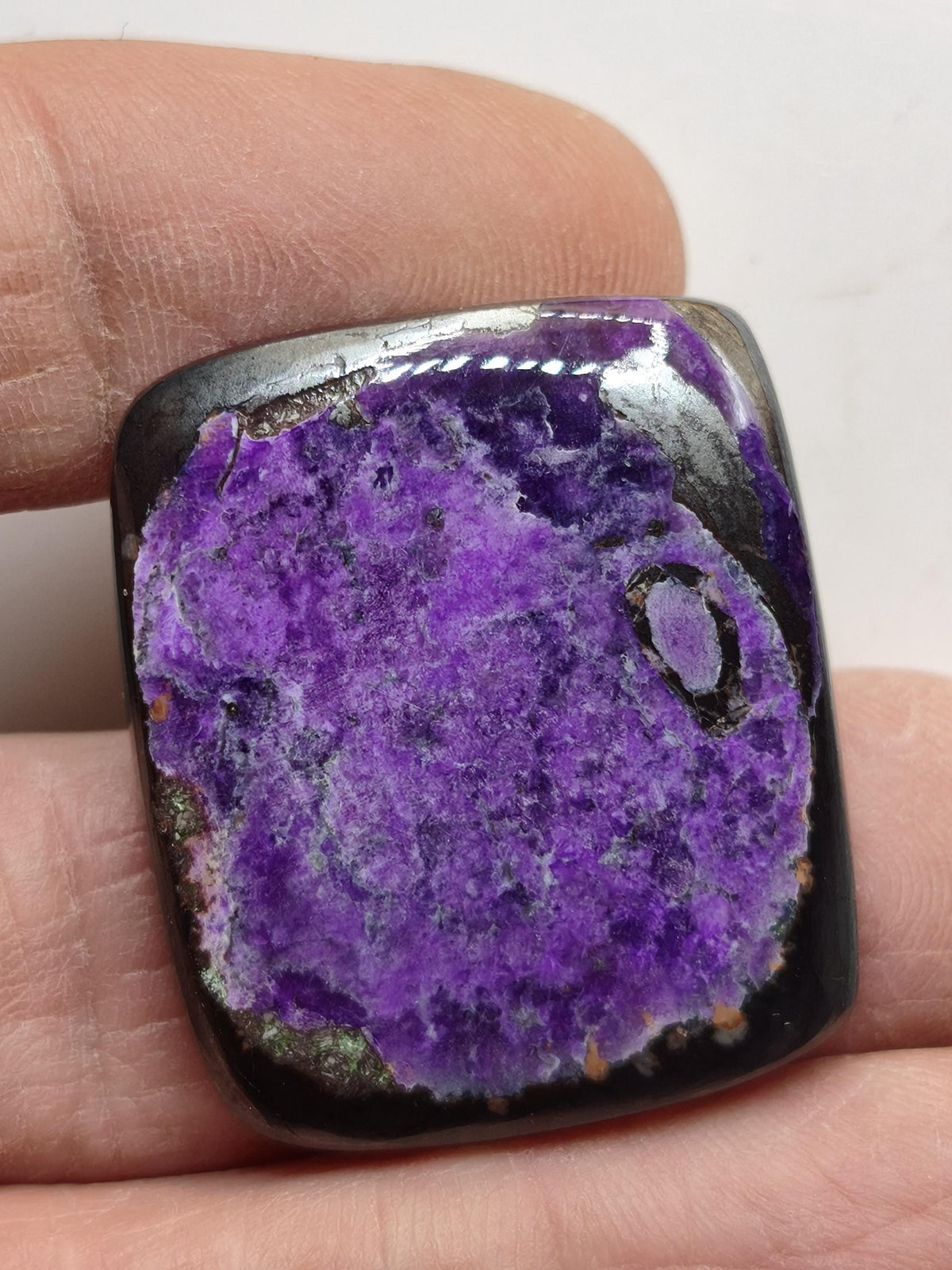 Sugilite 100% naturel, cabochon de sugilite, minéral de collection, haute qualité, placement financier, investissement, pierre de guérison, rareté, pièce unique, thérapie, énergie