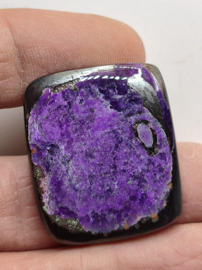 Sugilite 100% naturel, cabochon de sugilite, minéral de collection, haute qualité, placement financier, investissement, pierre de guérison, rareté, pièce unique, thérapie, énergie