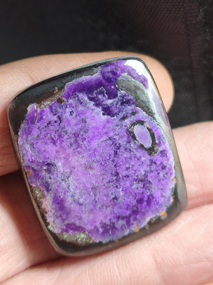 Sugilite 100% naturel, cabochon de sugilite, minéral de collection, haute qualité, placement financier, investissement, pierre de guérison, rareté, pièce unique, thérapie, énergie
