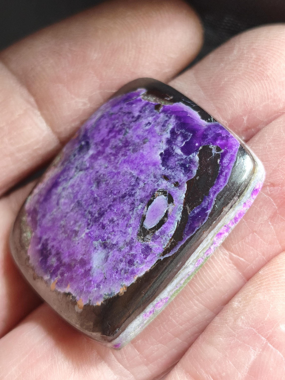 Sugilite 100% naturel, cabochon de sugilite, minéral de collection, haute qualité, placement financier, investissement, pierre de guérison, rareté, pièce unique, thérapie, énergie