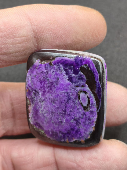 Sugilite 100% naturel, cabochon de sugilite, minéral de collection, haute qualité, placement financier, investissement, pierre de guérison, rareté, pièce unique, thérapie, énergie