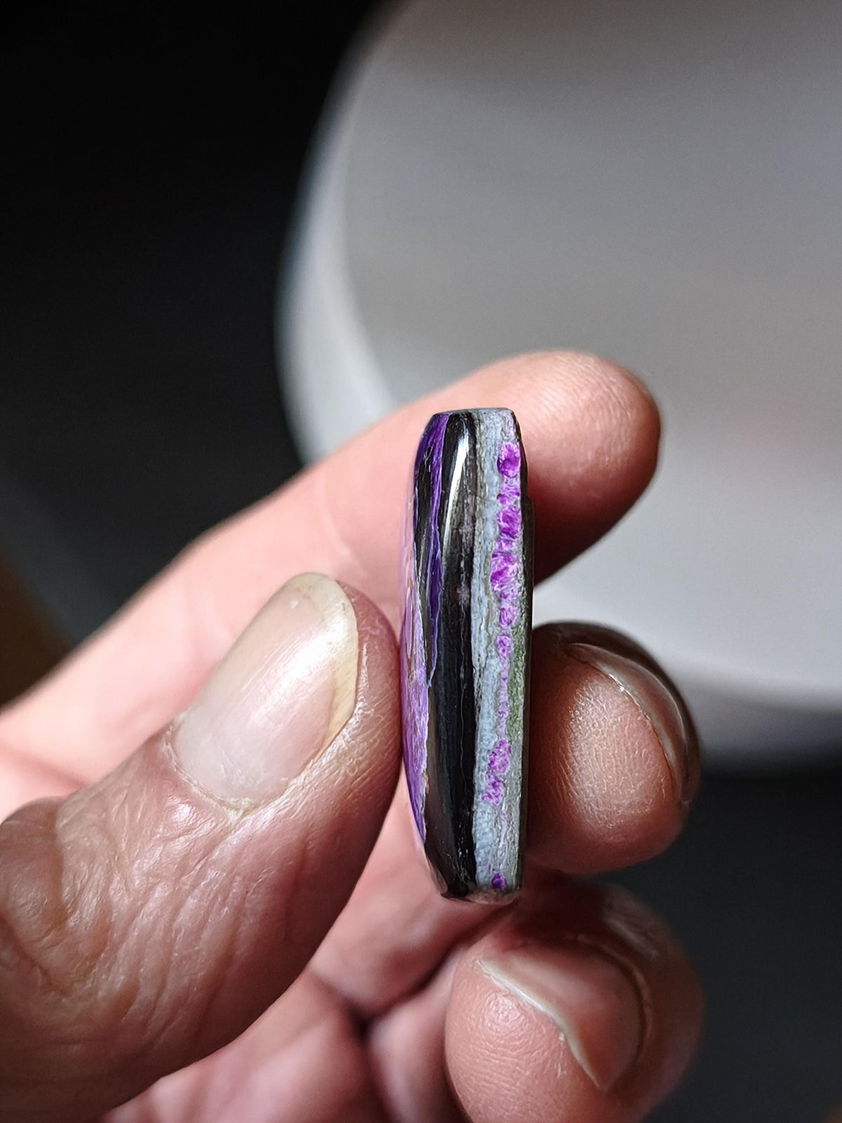 Sugilite 100% naturel, cabochon de sugilite, minéral de collection, haute qualité, placement financier, investissement, pierre de guérison, rareté, pièce unique, thérapie, énergie