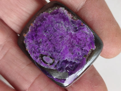 Sugilite 100% naturel, cabochon de sugilite, minéral de collection, haute qualité, placement financier, investissement, pierre de guérison, rareté, pièce unique, thérapie, énergie