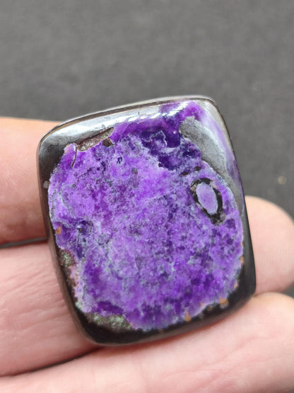 Sugilite 100% naturel, cabochon de sugilite, minéral de collection, haute qualité, placement financier, investissement, pierre de guérison, rareté, pièce unique, thérapie, énergie