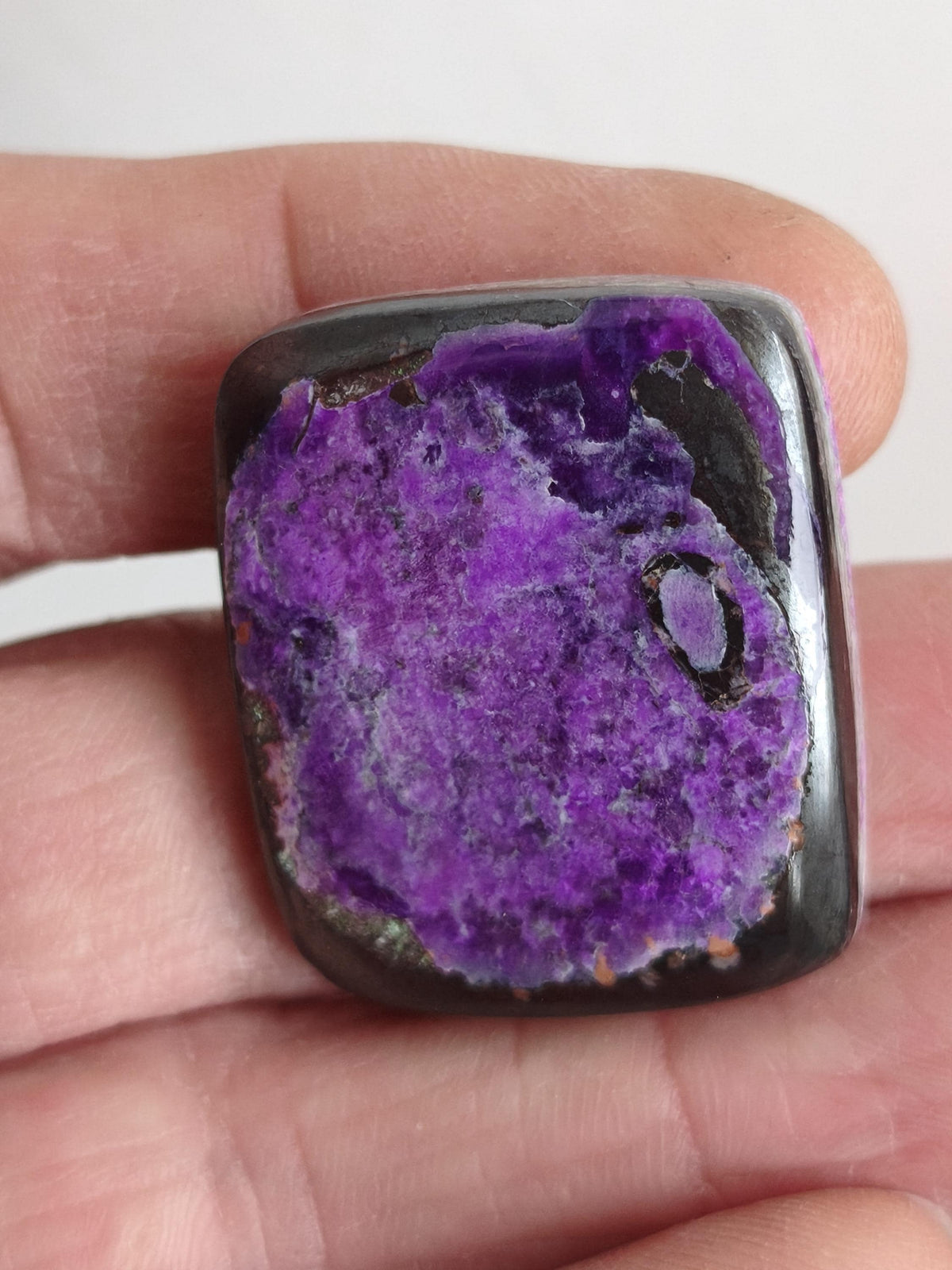 Sugilite 100% naturel, cabochon de sugilite, minéral de collection, haute qualité, placement financier, investissement, pierre de guérison, rareté, pièce unique, thérapie, énergie