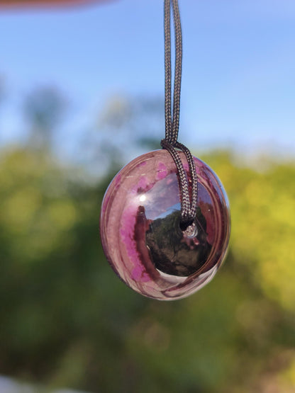 Sugilith Kette Donut Edelstein Anhänger Kristall Heilstein Rarität selten Sammler Mineral lila rund Geschenk für Mann Frau Er Sie Rarität
