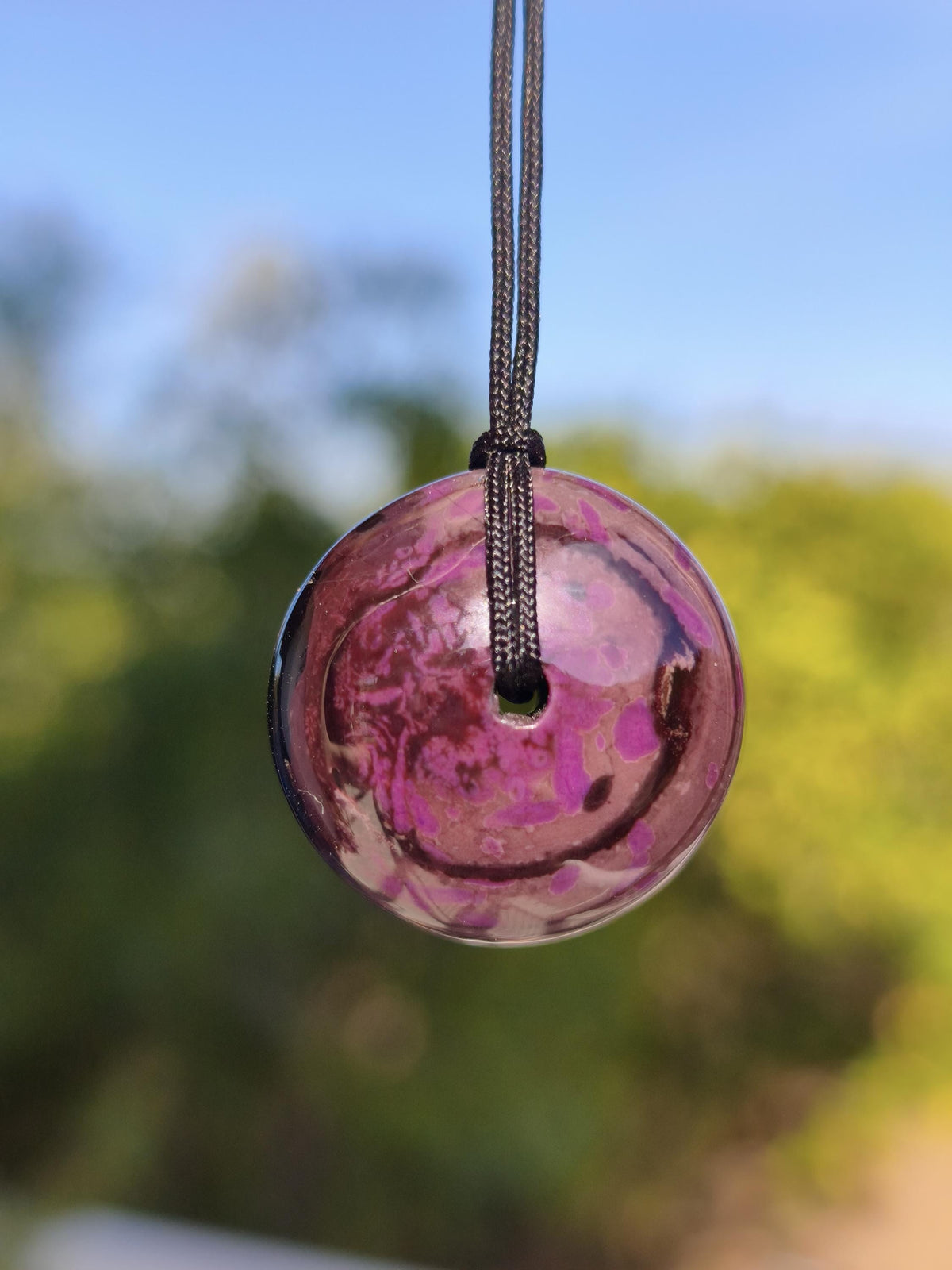 Sugilith Kette Donut Edelstein Anhänger Kristall Heilstein Rarität selten Sammler Mineral lila rund Geschenk für Mann Frau Er Sie Rarität