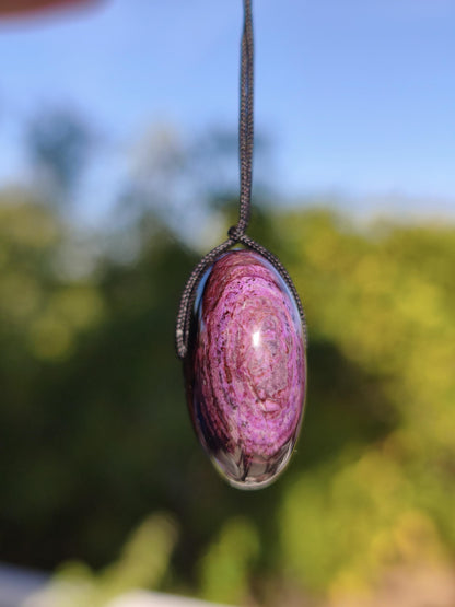 Sugilith Kette Donut Edelstein Anhänger Kristall Heilstein Rarität selten Sammler Mineral lila rund Geschenk für Mann Frau Er Sie Rarität