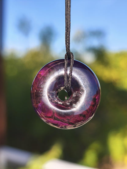 Sugilith Kette Donut Edelstein Anhänger Kristall Heilstein Rarität selten Sammler Mineral lila rund Geschenk für Mann Frau Er Sie Rarität