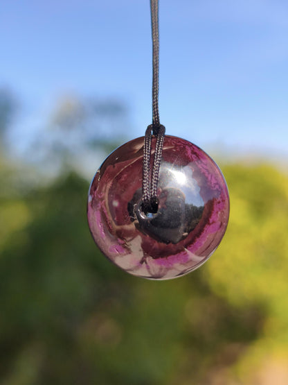 Sugilith Kette Donut Edelstein Anhänger Kristall Heilstein Rarität selten Sammler Mineral lila rund Geschenk für Mann Frau Er Sie Rarität