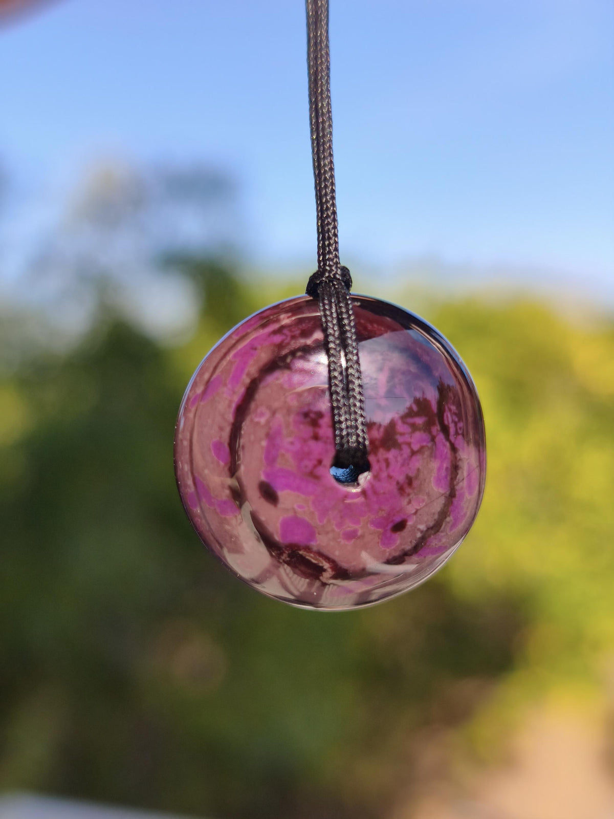 Sugilith Kette Donut Edelstein Anhänger Kristall Heilstein Rarität selten Sammler Mineral lila rund Geschenk für Mann Frau Er Sie Rarität