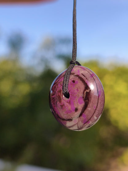 Sugilith Kette Donut Edelstein Anhänger Kristall Heilstein Rarität selten Sammler Mineral lila rund Geschenk für Mann Frau Er Sie Rarität