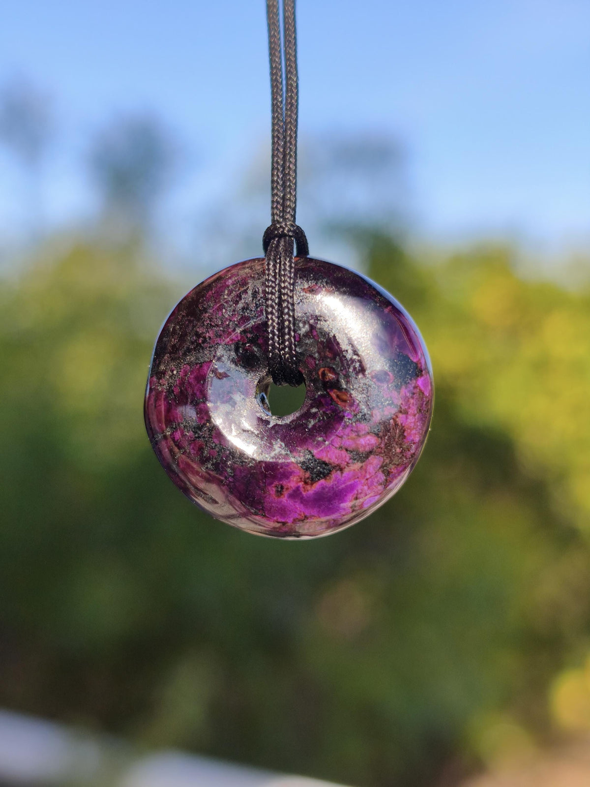 Sugilith Kette Donut Edelstein Anhänger Kristall Heilstein Rarität selten Sammler Mineral lila rund Geschenk für Mann Frau Er Sie Rarität