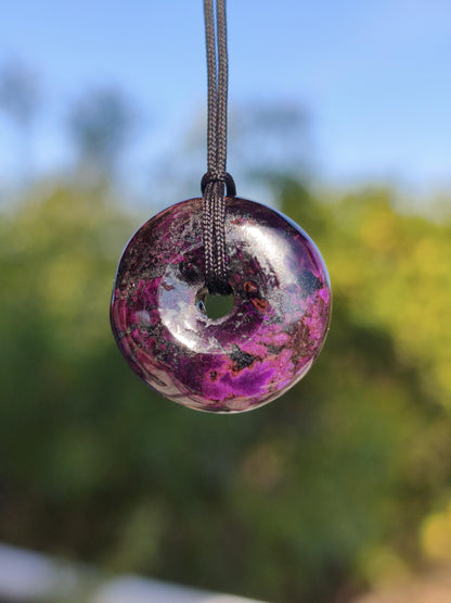 Sugilith Kette Donut Edelstein Anhänger Kristall Heilstein Rarität selten Sammler Mineral lila rund Geschenk für Mann Frau Er Sie Rarität