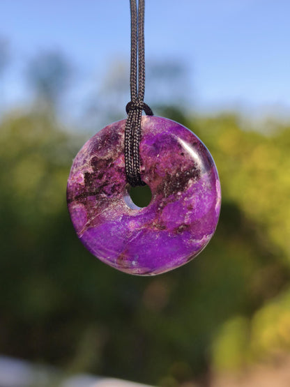 Sugilith Kette Donut Edelstein Anhänger Kristall Heilstein Rarität selten Sammler Mineral lila rund Geschenk für Mann Frau Er Sie Rarität