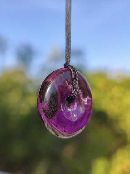 Sugilith Kette Donut Edelstein Anhänger Kristall Heilstein Rarität selten Sammler Mineral lila rund Geschenk für Mann Frau Er Sie Rarität