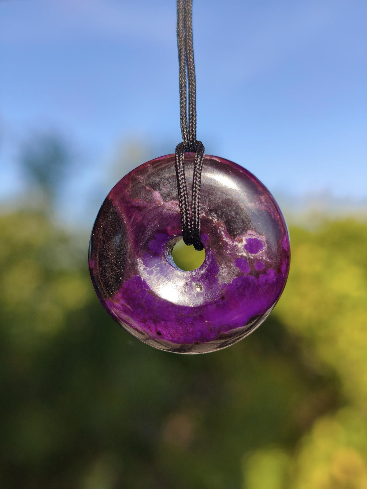 Sugilith Kette Donut Edelstein Anhänger Kristall Heilstein Rarität selten Sammler Mineral lila rund Geschenk für Mann Frau Er Sie Rarität