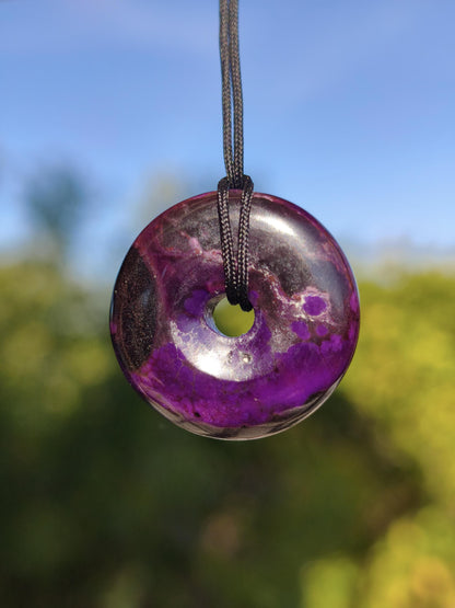 Sugilith Kette Donut Edelstein Anhänger Kristall Heilstein Rarität selten Sammler Mineral lila rund Geschenk für Mann Frau Er Sie Rarität