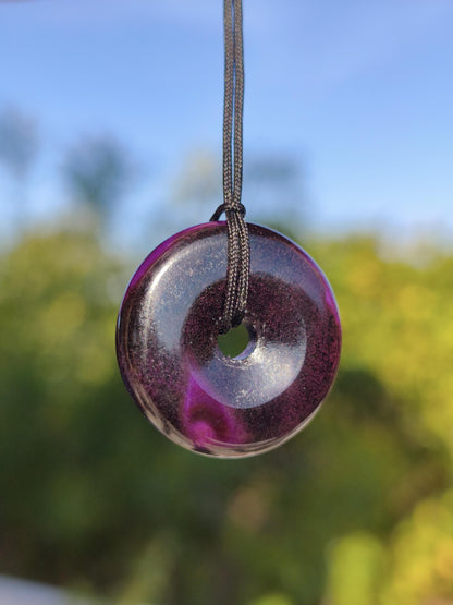 Sugilith Kette Donut Edelstein Anhänger Kristall Heilstein Rarität selten Sammler Mineral lila rund Geschenk für Mann Frau Er Sie Rarität