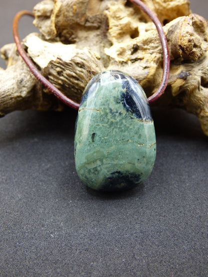 Kabamba Rhyolith / Eldarit - Edelstein Kette grün Heilstein Sie Mann Frau Geschenk Glück Anhänger HIPPIE GOA Boho Tibet Ethno Natur Unikat - Art of Nature Berlin