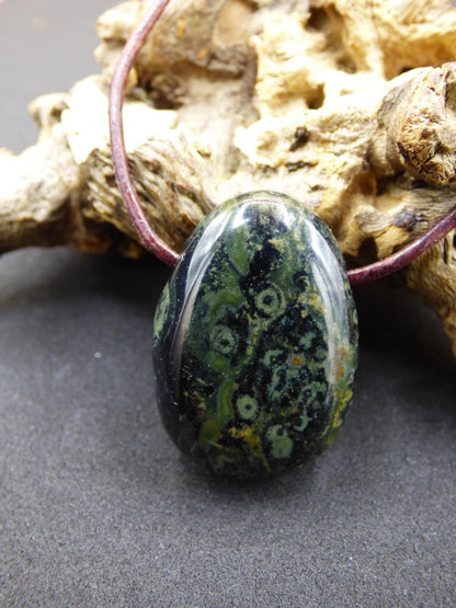 Kabamba Rhyolith / Eldarit - Edelstein Kette grün Heilstein Sie Mann Frau Geschenk Glück Anhänger HIPPIE GOA Boho Tibet Ethno Natur Unikat - Art of Nature Berlin