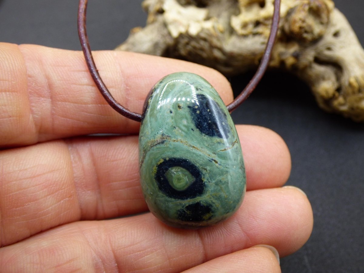Kabamba Rhyolith / Eldarit - Edelstein Kette grün Heilstein Sie Mann Frau Geschenk Glück Anhänger HIPPIE GOA Boho Tibet Ethno Natur Unikat - Art of Nature Berlin