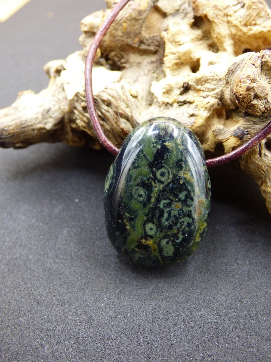 Kabamba Rhyolith / Eldarit - Edelstein Kette grün Heilstein Sie Mann Frau Geschenk Glück Anhänger HIPPIE GOA Boho Tibet Ethno Natur Unikat - Art of Nature Berlin