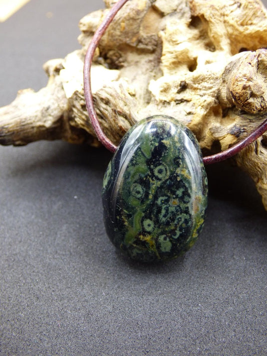 Kabamba Rhyolith / Eldarit - Edelstein Kette grün Heilstein Sie Mann Frau Geschenk Glück Anhänger HIPPIE GOA Boho Tibet Ethno Natur Unikat - Art of Nature Berlin