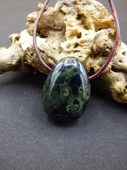 Kabamba Rhyolith / Eldarit - Edelstein Kette grün Heilstein Sie Mann Frau Geschenk Glück Anhänger HIPPIE GOA Boho Tibet Ethno Natur Unikat - Art of Nature Berlin