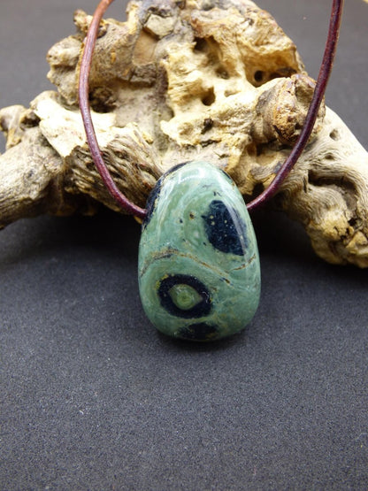 Kabamba Rhyolith / Eldarit - Edelstein Kette grün Heilstein Sie Mann Frau Geschenk Glück Anhänger HIPPIE GOA Boho Tibet Ethno Natur Unikat - Art of Nature Berlin