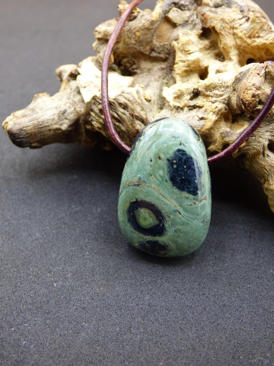 Kabamba Rhyolith / Eldarit - Edelstein Kette grün Heilstein Sie Mann Frau Geschenk Glück Anhänger HIPPIE GOA Boho Tibet Ethno Natur Unikat - Art of Nature Berlin