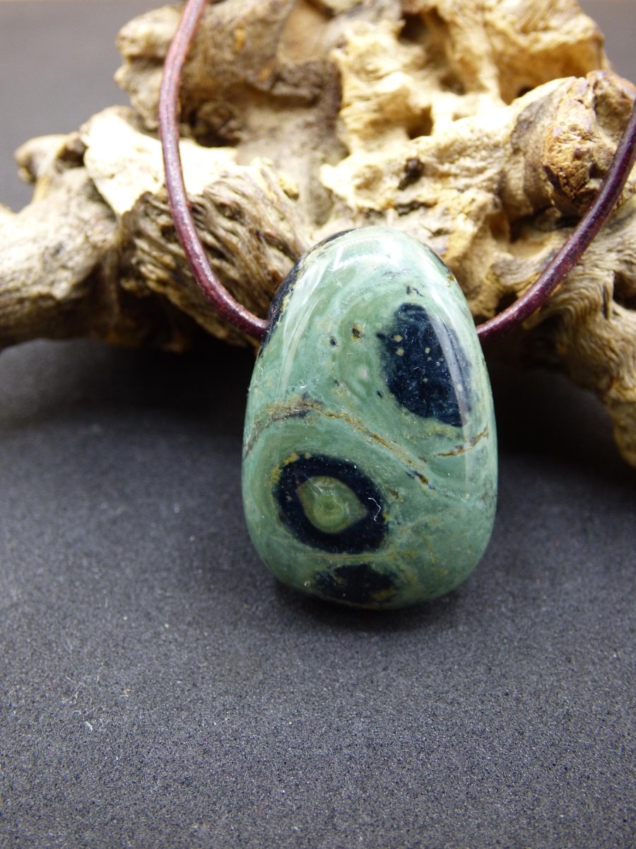 Kabamba Rhyolith / Eldarit - Edelstein Kette grün Heilstein Sie Mann Frau Geschenk Glück Anhänger HIPPIE GOA Boho Tibet Ethno Natur Unikat - Art of Nature Berlin