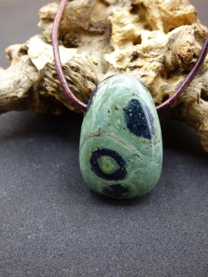 Kabamba Rhyolith / Eldarit - Edelstein Kette grün Heilstein Sie Mann Frau Geschenk Glück Anhänger HIPPIE GOA Boho Tibet Ethno Natur Unikat - Art of Nature Berlin