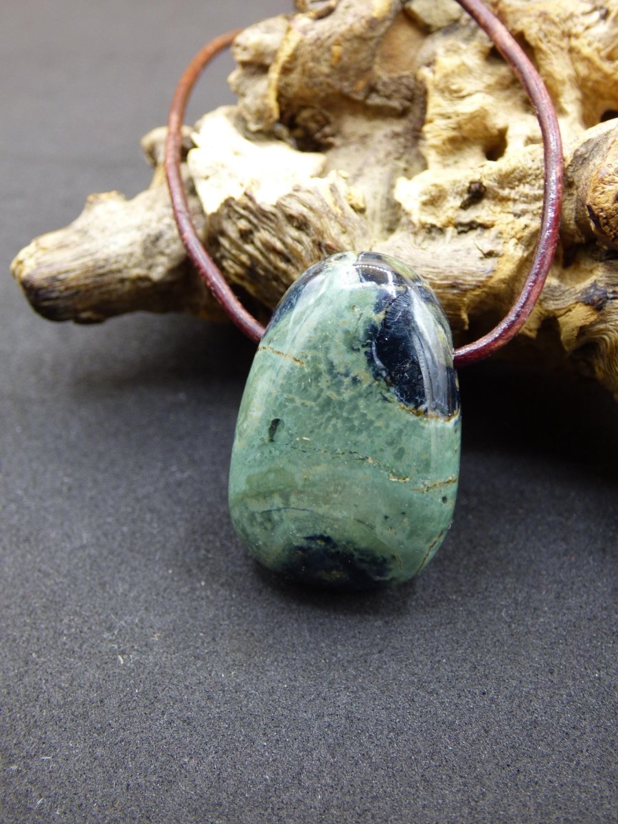 Kabamba Rhyolith / Eldarit - Edelstein Kette grün Heilstein Sie Mann Frau Geschenk Glück Anhänger HIPPIE GOA Boho Tibet Ethno Natur Unikat - Art of Nature Berlin
