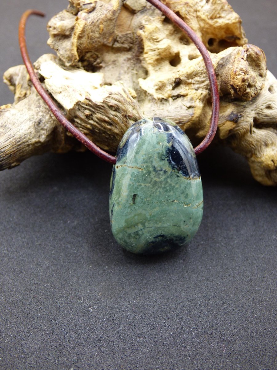 Kabamba Rhyolith / Eldarit - Edelstein Kette grün Heilstein Sie Mann Frau Geschenk Glück Anhänger HIPPIE GOA Boho Tibet Ethno Natur Unikat - Art of Nature Berlin