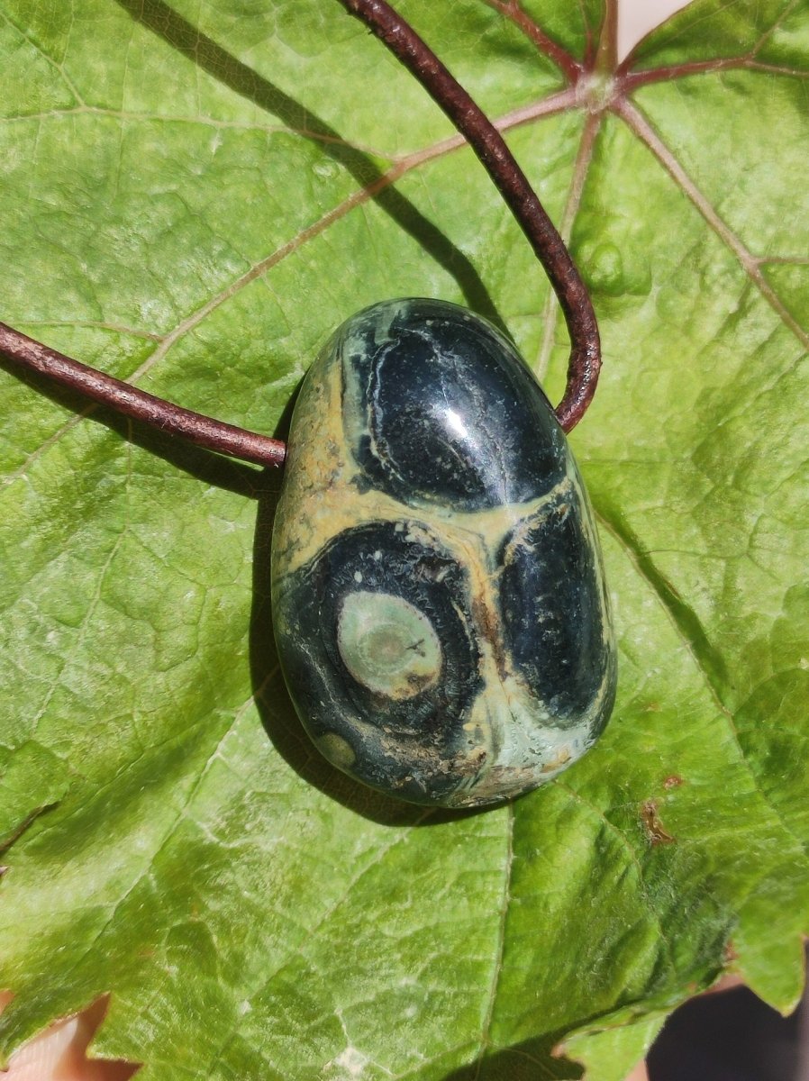 Kabamba Rhyolith / Eldarit - Edelstein Kette Heilstein grün Er Sie Mann Frau Geschenk Glück Anhänger GOA Boho Tibet Ethno Natur Unikat - Art of Nature Berlin