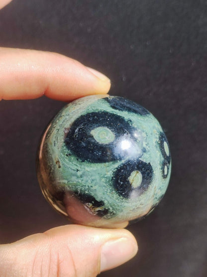 Kabamba Rhyolith / Eldarit - Edelstein Kugel Deko Sphere Crystal Spielkugel Meditation Heilstein Geschenk Wohnen Er Sie Mann Frau Energie - Art of Nature Berlin