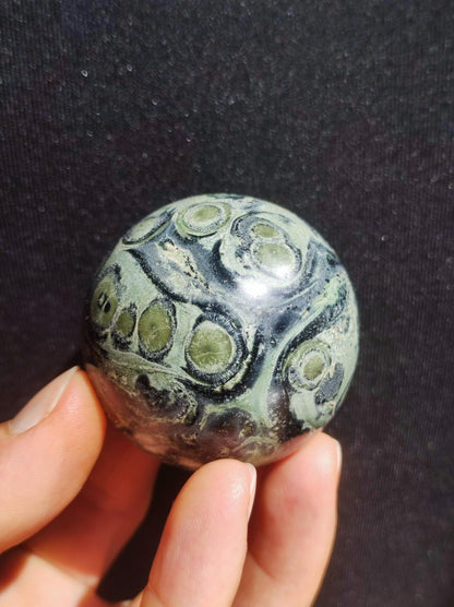 Kabamba Rhyolith / Eldarit - Edelstein Kugel Deko Sphere Crystal Spielkugel Meditation Heilstein Geschenk Wohnen Er Sie Mann Frau Energie - Art of Nature Berlin