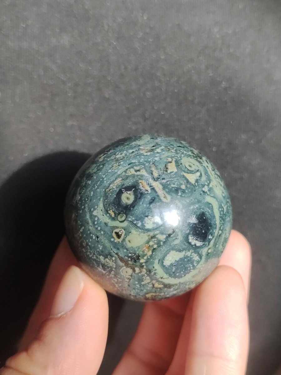 Kabamba Rhyolith / Eldarit - Edelstein Kugel Deko Sphere Crystal Spielkugel Meditation Heilstein Geschenk Wohnen Er Sie Mann Frau Energie - Art of Nature Berlin